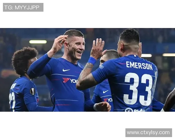 贾巴尔与足球明星同框合影展现体育巨星间的友谊与激情